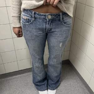 Super fina lågmidjade jeans med färgsplitter säljs :) pris kan diskuteras