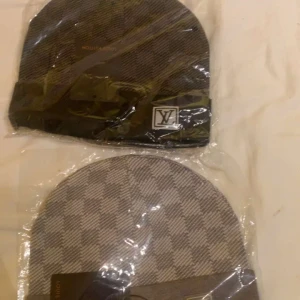 Svart mössa såld till kund 1st - Mössa såld till kund