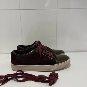 Lanvin skor - Hej! Säljer nu dessa superfina lanvin skor till hösten. Skorna är i superfint skick 9/10. Extra skosnören medföljer vid köp!