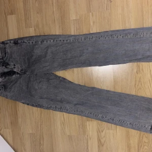 Jeans  - Mindre än 1 år gamla, använda 4-5 gånger, nypris 599kr