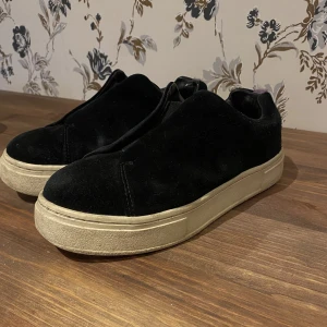 Eytys - Eytys ”doja”, storlek 37. Köpta december 2022 och har används till och från sen dess. 😊 nypris ”2000kr. Hål vid hälen men inget som märks av, därav priset 