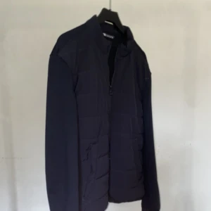 Cardigan - Snygg cardigan från zara som bara är använd en gång så den är i nyskick. Storlek L men sitter som en M