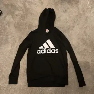 Säljer min gammal adidas hoodie. Mycket bekväm att ha på sig och i väldigt gott sick. Om du vill veta mer är det bara att fråga mig. 