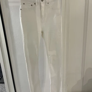 Vita Skinnyjeans - Köpta på Lager 157 för några år sedan. Jättesnygga och inga fel alls på dem. Det är deras Snake modell och nypris 200kr. Vita simpla och passar till allt💗