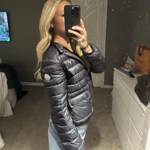 moncler  - svart moncler jacka i storlek 00 motsvarar en xxs-xs ! bra skick