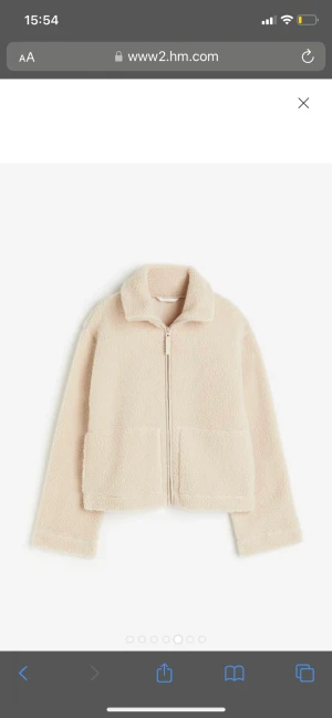Beige teddyjacka från hm  - Super mysig och trendig lite tunnare teddyjacka från hm. Slutsåld både online och i butik! Sälja pga att den var lite för stor 