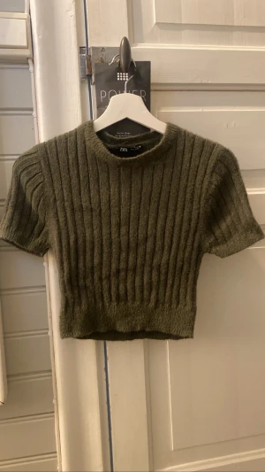 Stickad T-shirt  - Säljer denna stickade T-shirt då jag tycker att den är lite kort på mig men tror modellen ska va så. Aldrig använd, bara testat den på. Nypris 79