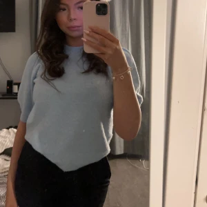 En blå kortärmad stickad tröja - Kortärmad stickad tröja från veromoda.