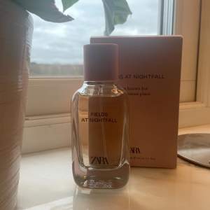 Zara parfym i doften: Fields at nightfall som är en dupe på Zadig parfymen! Endast använd några gånger💕💕Nypris 199 kr