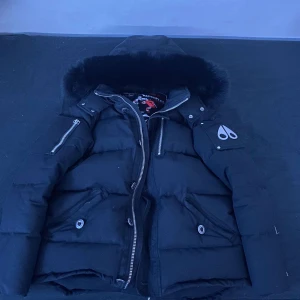 Moose Knucles Jacka - Moose Knuckles 3Q jacka storlek S fick den av min storebror när han växte ur den. Den är köpt för flera år sen, trasig på insidan av fickan men annars felfri. Byten är också intressant.