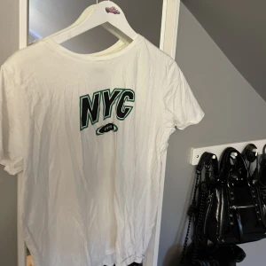 T-shirt - T-shirt med tryck från Gina tricot! (Inte strykt på bilden🙃) storlek XL, men jag har använt den som att ha som en oversized!