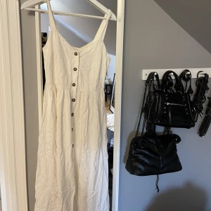 Klänning - Otroligt fin och skön klänning. Tyvärr lite för stor för mig därav säljer jag den🩵