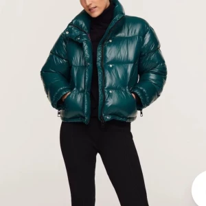 Dunjacka mango - Supersnygg trendig dunjacka från Mango. 