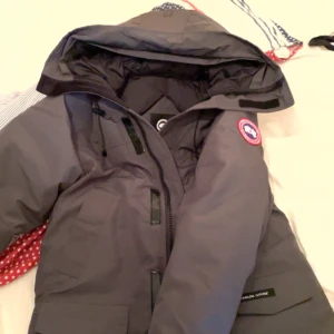 Grå Canada Goose Langford Parka  - Canada Goose Langford Parka  Färgen grå Storlek S Använd ett fåtal gånger precis som en ny Inga märken eller skador Rökfri - luktar som en ny