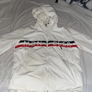 Moncler OLARGUES GIUBBOTTO OLARGUES JACKET - Passar folk som är mellan 180-195 Kan passa kortare också.  Den är 2 år gammal  7/10 skick med QR kod som funkar på hemsidan.  Ny pris 10 400kr Pris kan diskuteras