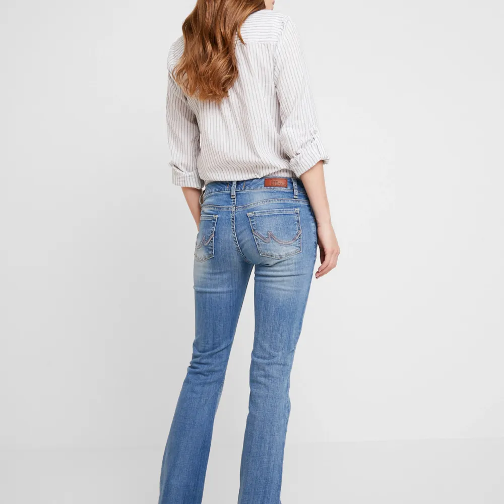 Säljer mina absoluta favoritjeans då som tyvärr är för små, super snygga och passar till det mesta, sitter perfekt och älskar dom😍😍perfekt lågmidjade också. Jeans & Byxor.