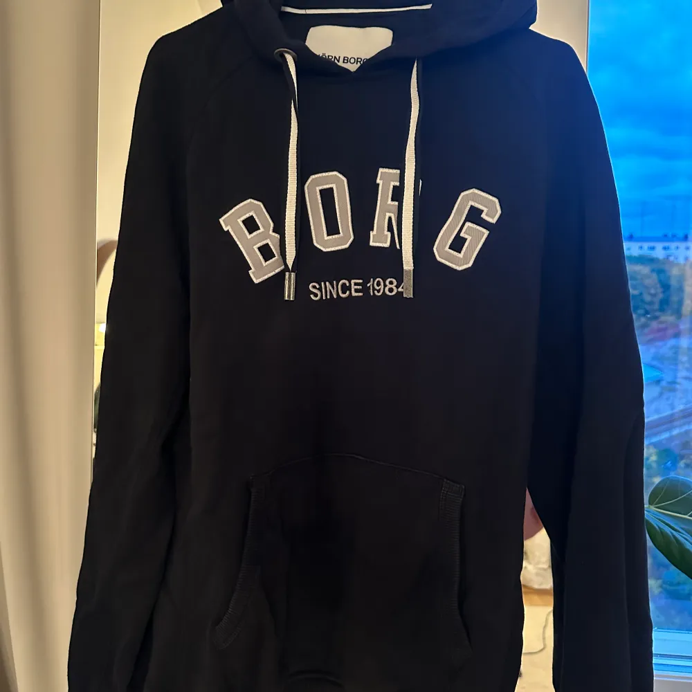 Sparsamt använd hoodie ifrån Björn borg, storlek M. Hoodies.