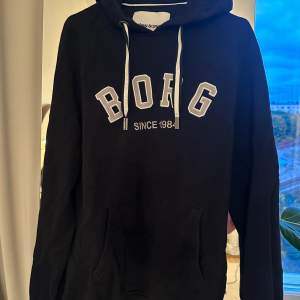 Sparsamt använd hoodie ifrån Björn borg, storlek M