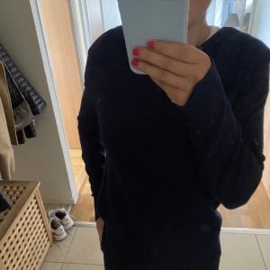 Soft goat tröja - En mörkblå soft goat tröja i kashmire. Köpt här på Plick men själv har jag använt den ett fåtal gånger. Lite stor ringning i halsen, men bra i skick.