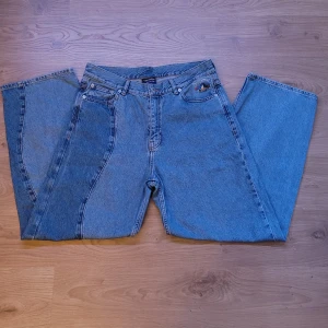 Cava Company Jeans  - Ljusblåa Jeans från the Cava Company. Jeansen är i storlek M och är i gott skick, vid frågor är det bara att skriva:)