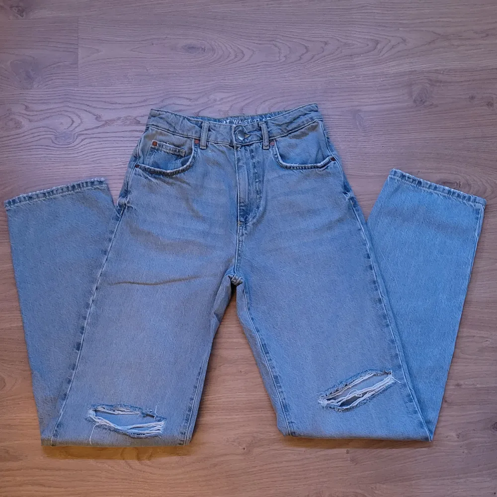 Högmidjade jeans från Bikbok i ljusblått. Modellen heter 90s straight. Jeansen är i gott skick, vid frågor är det bara att skriva:) . Jeans & Byxor.