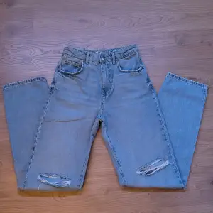 Högmidjade jeans från Bikbok i ljusblått. Modellen heter 90s straight. Jeansen är i gott skick, vid frågor är det bara att skriva:) 