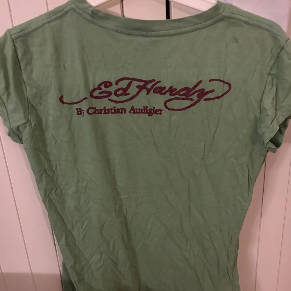 Äkta Ed hardy tröja från Miami 2005. Använd men inga skador. . T-shirts.