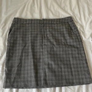 Grå kjolar  - Jag säljer den grå kjolar för bara 65 sek . Storlek är 40 / M.