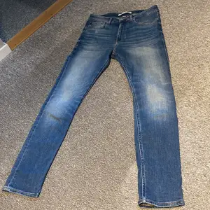 Säljer nu mina Calvin Klein jeans då den blivit för små. Använt dem i nån månad men denna modellen blir bara snyggare desto mer man använder dom! Modellen är slim fit vilket gör att när du bär dessa har du den maximala grisch stilen Nypris 1400