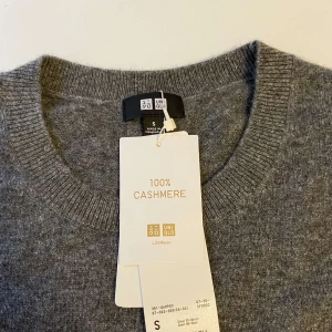 Kashmir tröja - Skit snygg kashmir tröja från uniqlo, perfekt varmt material nu för vintern. Nypris: 1500kr.