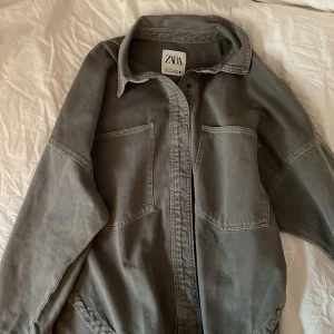 Zara jacka  - (Lånade bilder)  Zara jeansjacka i nyskick. Använd en gång då jag köpte den för jag var kall. Storlek M men passar nog fler storlekar😁färgen är grå/grön 