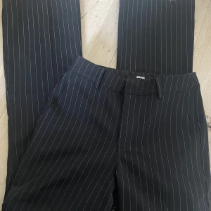 Vilma petite kostymbyxor - BikBok - Säljer dessa jättefina randiga kostymbyxor i modellen Vilma (petite). De är endast använda en gång, så de är i helt nytt skick. Säljer då de är lite för stora för mig. Nypris: 499kr. Priset kan diskuteras vid snabb affär, kom gärna med prisförslag 