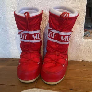 MOONBOOTS OANVÄNDA - Detta är ett par nästintill helt oanvända moonboots. Jag säljer för att jag har inte fått använding till dem och färgen passar inte mig. De har defekter på snörena men inget som syns. Skriv för intresse och pris kan diskuteras!!!!!🥰🥰🥰Köpta förra vintern!!