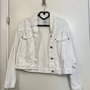 Jeans jacka - Använd några gånger. Lite oversized. Passar som S. Pris går att diskuteras 