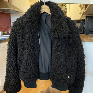 Pälsjacka från Gina Tricot - Lurvig jacka från Gina Tricot med dragkedja och krage. Storlek 36