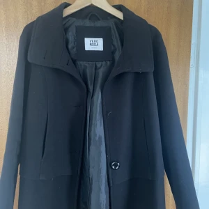 Kappa VeroModa M - Svart kappa från Vero Moda i storlek M. Ena fickan är trasig på insidan så det som läggs ner åker ner i själva kappan istället, går att sy.