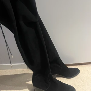 Stockholm design group klackar  - Säljar stövlarna / klackskor från Stockholm design group helt nya och aldrig använda nyköpta 1800-:- bud funkar  Funkar ej priset så 