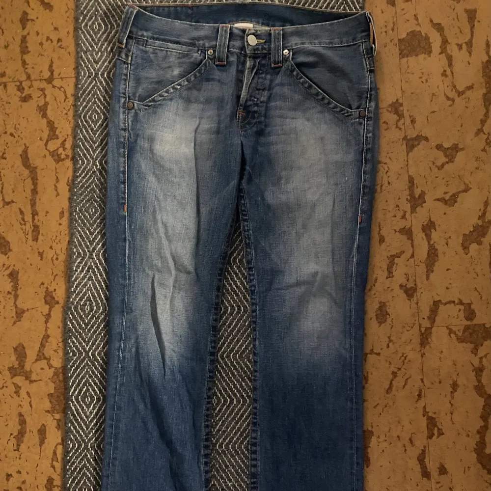 Säljer mina fina lågmidjade jeans från True religion då de så sällan kommer till användning. Strl 33. Finns täcken på användning men är i bra skick! . Jeans & Byxor.