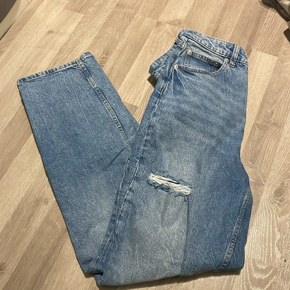 Straight jeans som var ett par favoriter länge, använda men syns inte varken på materialet, känseln eller modellen. Sitter som en smäck på, är högmidjade och raka.. Jeans & Byxor.