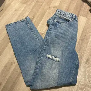 Straight jeans som var ett par favoriter länge, använda men syns inte varken på materialet, känseln eller modellen. Sitter som en smäck på, är högmidjade och raka.