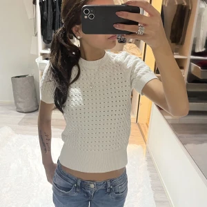 Stickad t shirt/topp - Jättefin topp från missay! Bra skick. Det är onesize men jag brukar ha xs för referens 