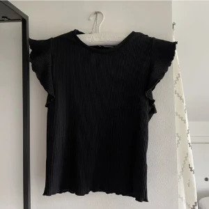 Zara topp - Svart topp från Zara som endast är använd ett fåtal gånger💕