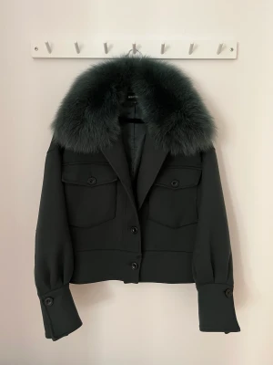 Meotine jacka grön - Säljer min gröna meotine jacka i strl S/M. Den är sparsamt använd och i fint skick.💞 priset är 2000kr ej prutbart
