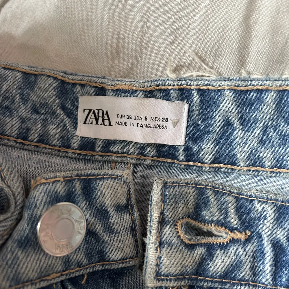 Säljer dessa skit snygga lågmidjade jeansen från zara då dom ej används längre!!. Jeans & Byxor.