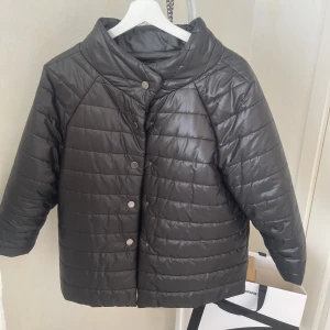 Trekvartsärm jacka - Säljer min herno liknande trekvartsärm jacka💘 Storlek 40 men passar även storlek 38!