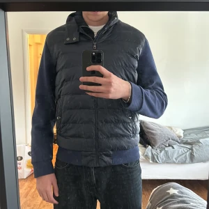 Ralph Lauren cardigan - Säljer min feta cardigan från Ralph Lauren som köptes i våras på Raulph Laurens hemsida. Jackan har lite flaws på baksidan. Har digitalt kvitto plus fungerande QR kod. Tveka inte på att fråga något!!
