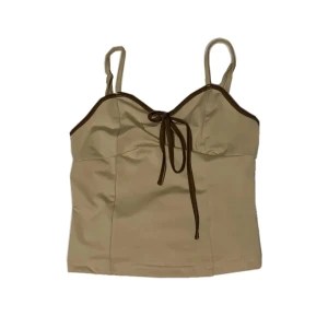 Beige top med snörning - Jättegulligt linne med reglerbara axelband och knytning!