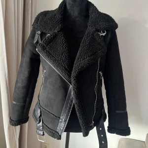 Bikerjacka från zara - Väldigt snygg jacka, värmer även bra