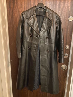 Skinnkappa - Kappa i skinn, finns ingen storlekslapp men skulle säga att den passar en xs-s person. Hämtas upp i Mölndal, frakt går också bra, men då står köparen för frakten. 