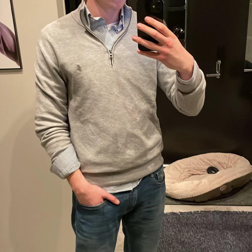 Ralph lauren half zip, riktigt sjysst med en skjorta under men även en t-shirt till. Färg grå, storlek M, skick 9/10. Modellen är 187cm och väger 78kg, ny pris 2199, mitt pris 1299, kom dm för diskutering om pris och mer bilder . Tröjor & Koftor.